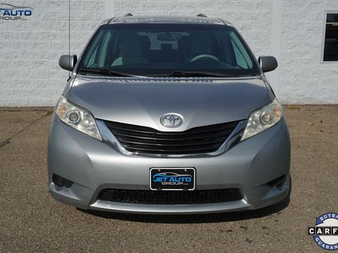 Used 2013 Toyota Sienna LE image 2
