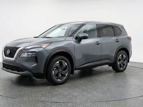 Used 2025 Nissan Rogue SV image 3