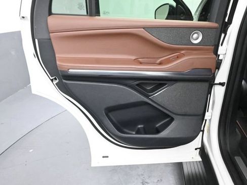 Certified 2025 Lincoln Navigator Reserve AWD/4WD image 24