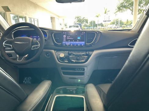 Used 2024 Chrysler Pacifica Touring-L FWD image 29