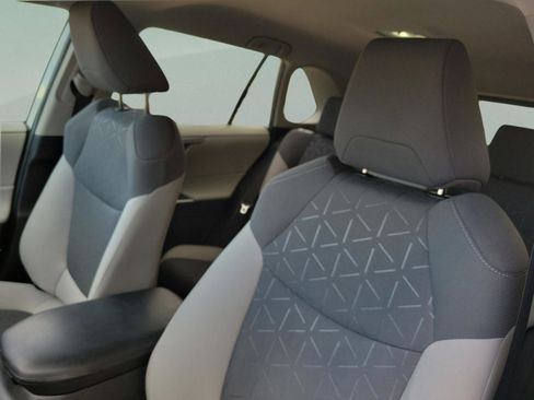 Used 2020 Toyota RAV4 XLE image 19