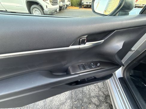 Used 2022 Toyota Camry SE w/ Cold Weather Package image 15