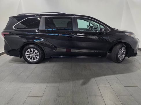 Used 2023 Toyota Sienna XLE image 6