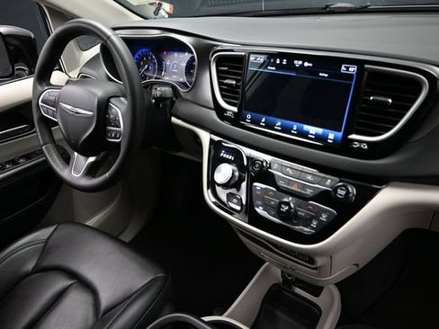 Certified 2024 Chrysler Pacifica Touring-L FWD image 17
