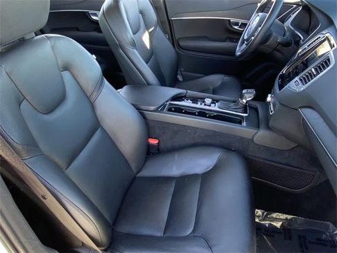 Used 2020 Volvo XC90 T6 Momentum image 12