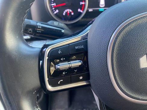 Used 2024 Kia Carnival LX FWD image 12
