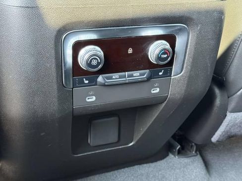 Used 2024 GMC Yukon SLT w/ SLT Premium Package AWD/4WD image 17