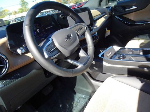 Used 2025 Chevrolet Equinox ACTIV w/ Safety and Technology Package image 11