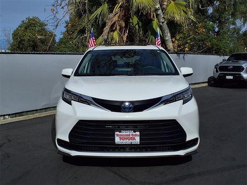 Used 2022 Toyota Sienna LE image 2