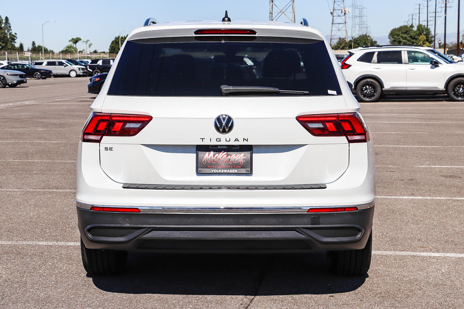 Used 2023 Volkswagen Tiguan SE w/ Panoramic Sunroof Package FWD image 7