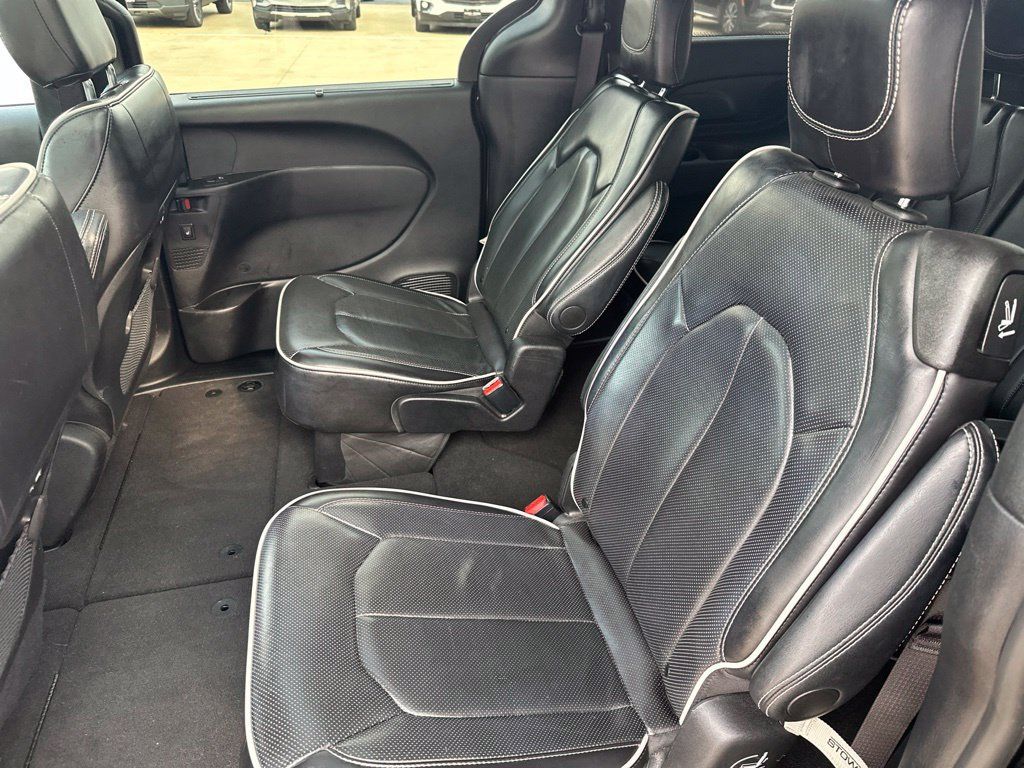 Used 2025 Chrysler Pacifica Limited FWD image 28