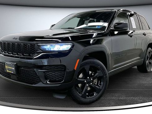 Used 2023 Jeep Grand Cherokee Altitude AWD/4WD image 3