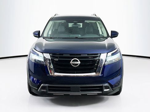 Used 2024 Nissan Pathfinder SV image 2