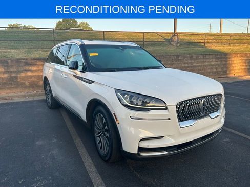 Used 2024 Lincoln Aviator 2WD w/ Premium Package image 2