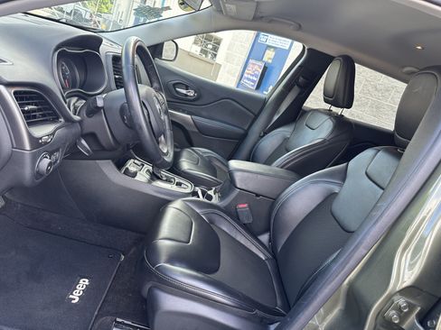 Used 2019 Jeep Cherokee Latitude Plus AWD/4WD image 9