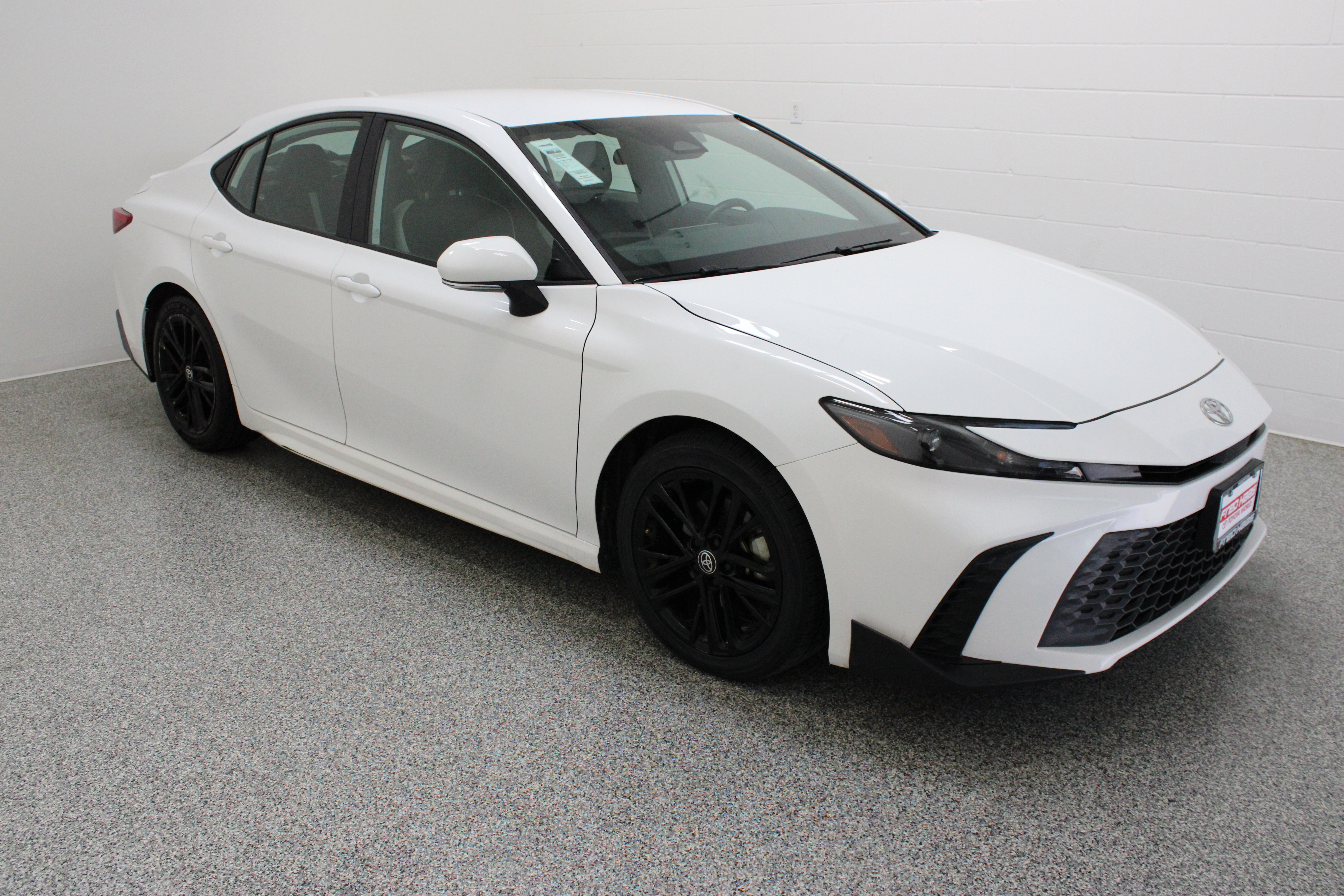 Used 2025 Toyota Camry SE FWD image 4