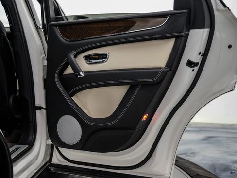 Used 2019 Bentley Bentayga image 92
