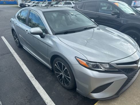 Used 2020 Toyota Camry SE image 2