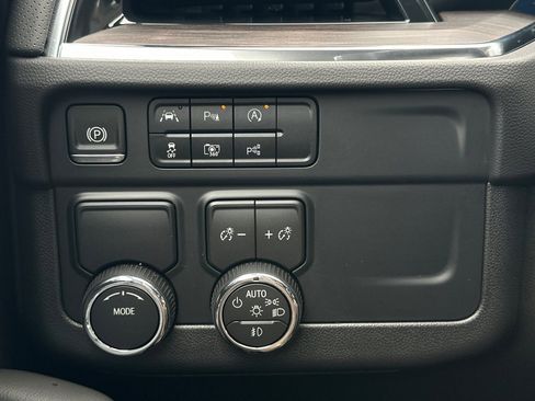 New 2025 Chevrolet Suburban Premier image 30