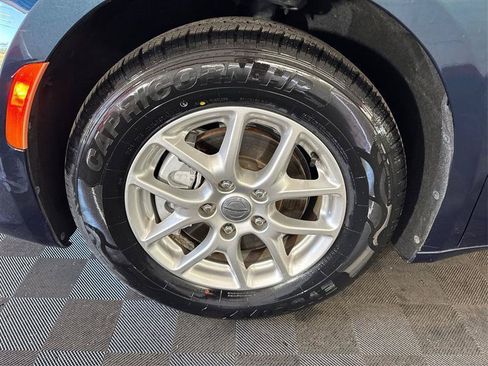 Used 2024 Chrysler Pacifica Touring-L FWD image 32