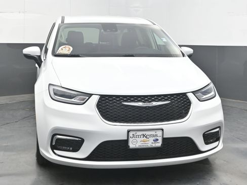 Used 2023 Chrysler Pacifica Touring-L FWD image 3