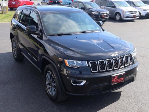 Used 2019 Jeep Grand Cherokee Laredo w/ 18" Wheel & 8.4" Radio Group image 12