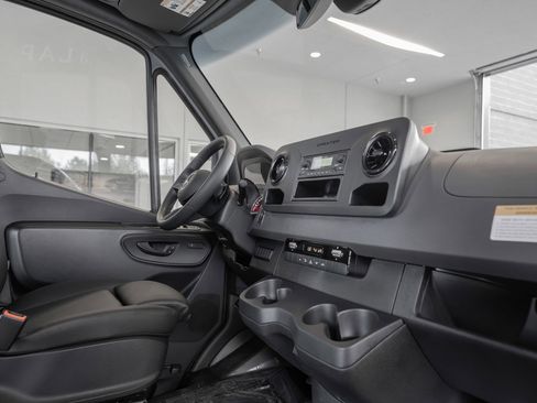 Used 2025 Mercedes-Benz Sprinter 2500 image 17