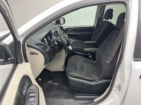 Used 2020 Dodge Grand Caravan SE w/ Rear Park Assist Package image 3