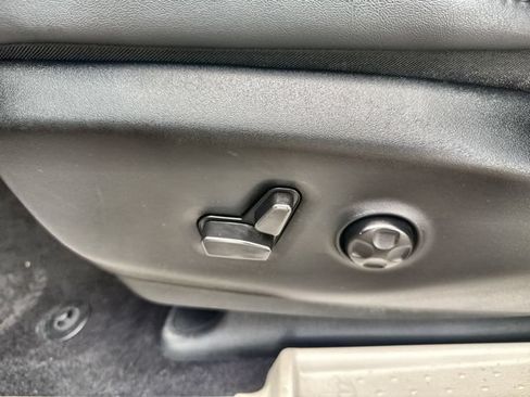 Used 2024 Chrysler Pacifica Touring-L FWD image 12