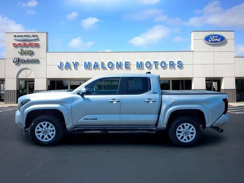 Used 2025 Toyota Tacoma SR5 AWD/4WD image 7