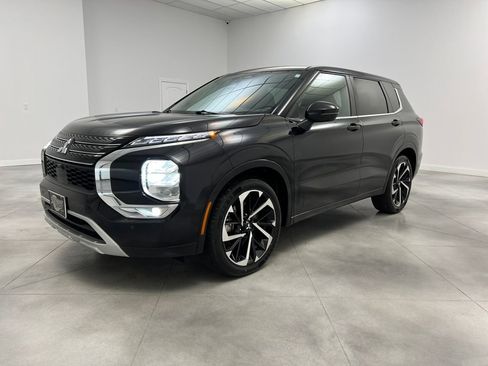 Used 2024 Mitsubishi Outlander SE image 3