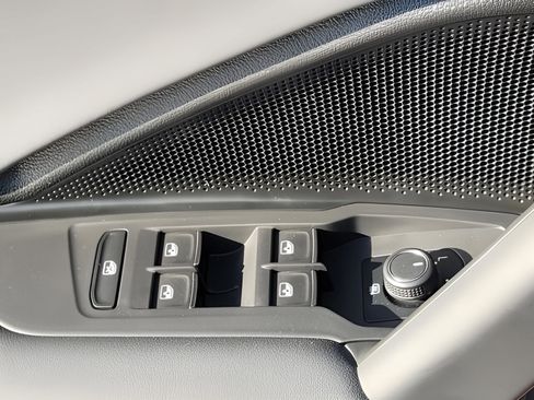 New 2025 Volkswagen Tiguan SE image 20