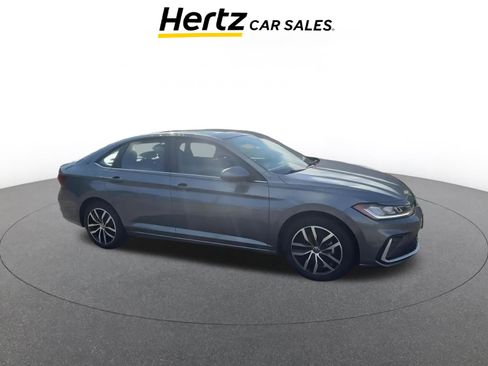 Used 2025 Volkswagen Jetta SE image 1