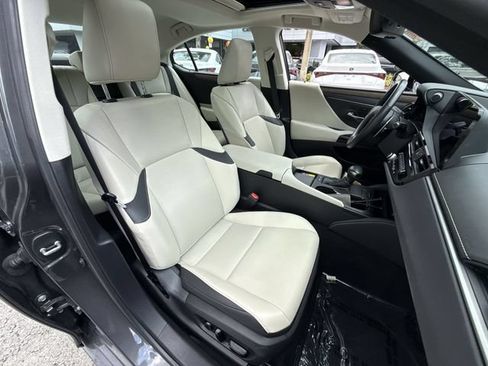 Used 2025 Lexus ES 300h w/ Premium Package FWD image 26