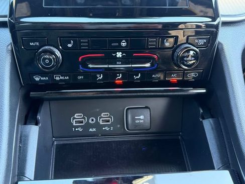 Used 2025 Jeep Grand Cherokee Altitude AWD/4WD image 18