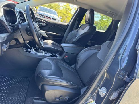 Used 2018 Jeep Cherokee Latitude Plus w/ Cold Weather Group AWD/4WD image 16