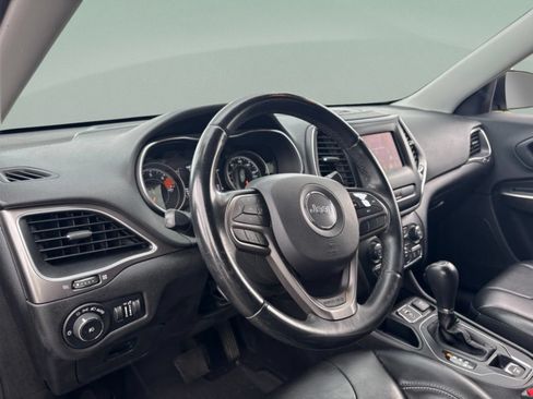 Used 2019 Jeep Cherokee Latitude Plus FWD image 16