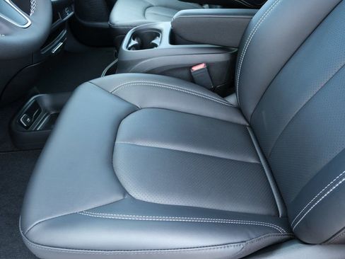 New 2026 Chrysler Pacifica Select FWD image 23