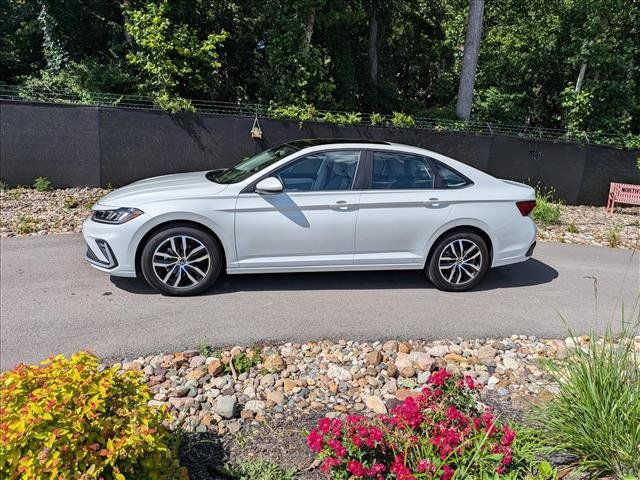 Certified 2025 Volkswagen Jetta SE w/ Sunroof Package FWD image 2