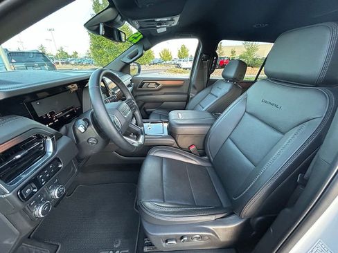 Used 2025 GMC Yukon XL Denali AWD/4WD image 13