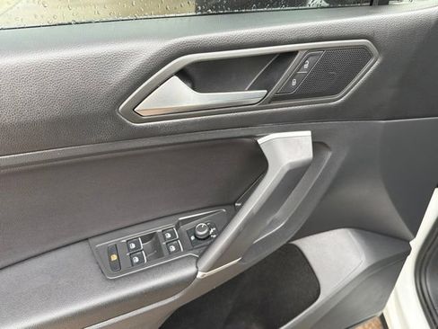 Used 2020 Volkswagen Tiguan SE AWD/4WD image 17