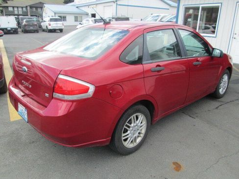 Used 2010 Ford Focus SE image 3