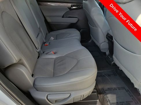 Used 2022 Toyota Highlander Limited FWD image 23
