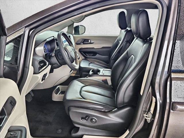 Used 2023 Chrysler Pacifica Touring-L FWD image 15