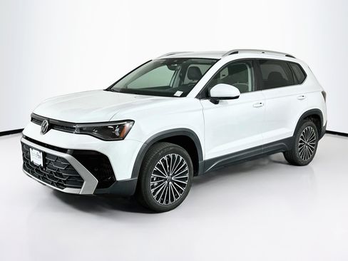 Used 2025 Volkswagen Taos SE FWD image 3