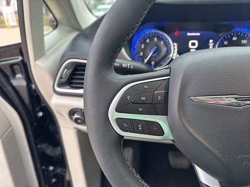 Used 2024 Chrysler Pacifica Touring-L image 14