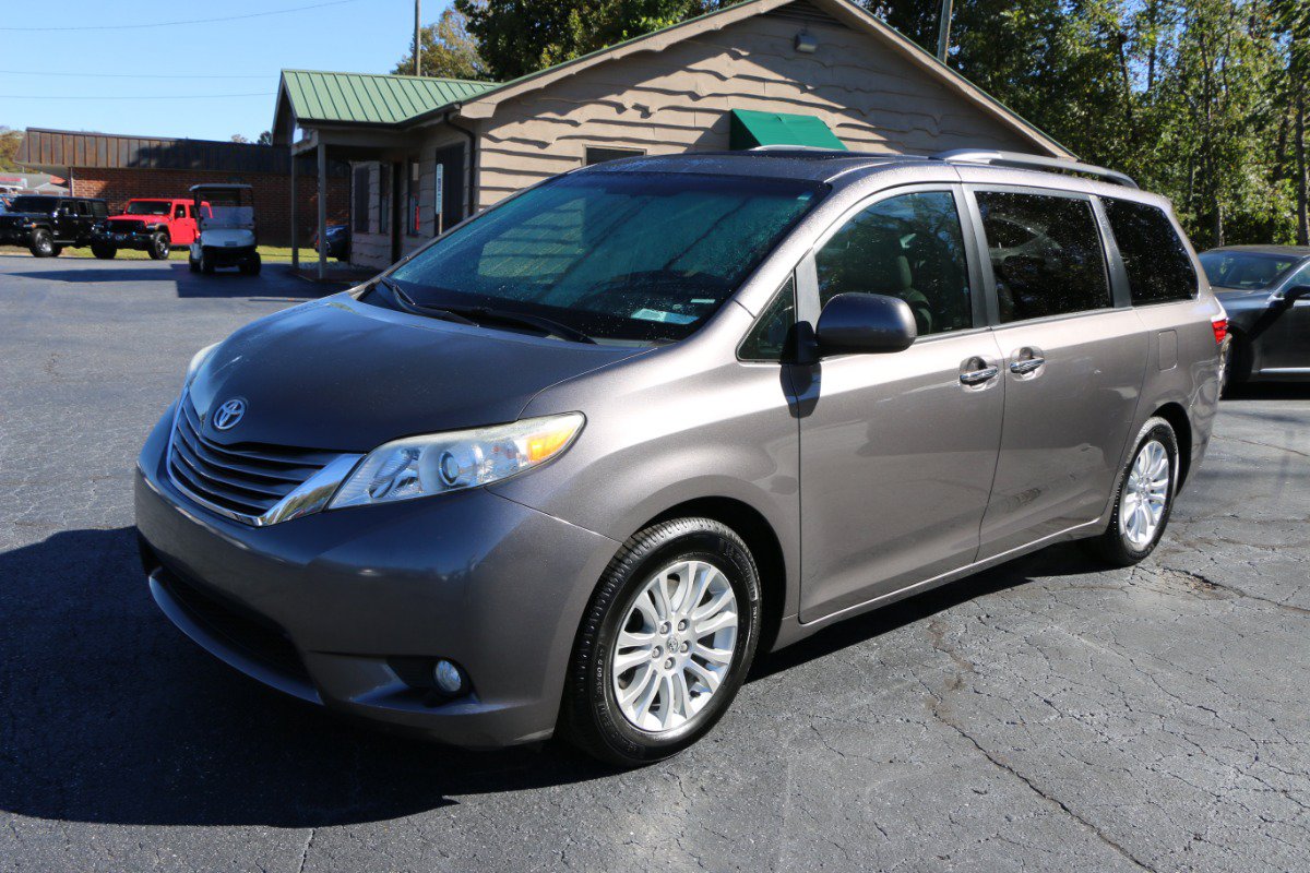 Used 2015 Toyota Sienna XLE w/ XLE Navigation Package FWD image 1