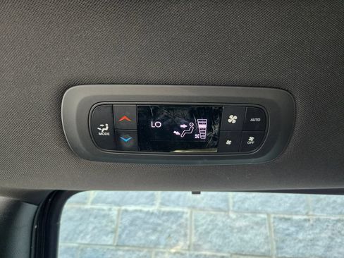 Used 2025 Chrysler Pacifica Select FWD image 38