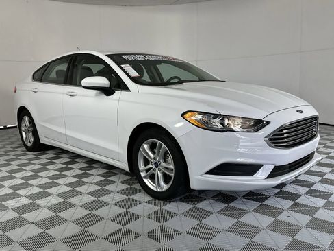 Used 2018 Ford Fusion SE w/ Fusion SE Technology Package FWD image 2