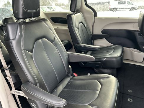 Used 2020 Chrysler Voyager Lxi image 25